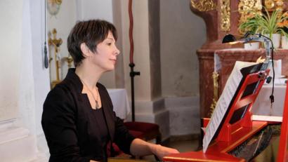 Bild: do
Während die Oberbibracher 900 Jahre Ortsjubiäum feiern, entfacht im prachtvollen Kirchenraum von St. Johannes Evangelist die britische Cembalistin Medea Bindewald ein "Scarlatti-Fieber".