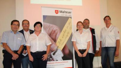 Bild: ads
Bei der Auftaktveranstaltung des Projekts Malteser-Demenzlotsen im Rathaus wirkten mit (von links): Facharzt Dr. Klaus Gebel, Bürgermeister Martin Preuß, Birgit Hübner (Leiterin Demenzdienste der Malteser), Diözesanreferentin Daniela Schwarz, Stadt- und Kreisbeauftragter Carsten Jakimowicz und Ausbildungsleiterin Anke Bösl.