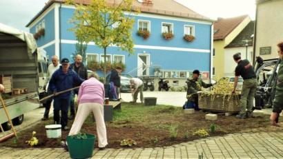 Bild: jml
Viele Mitglieder der Reservistenkameradschaft, vom Oberpfälzer Waldverein und freiwillige Helfer haben am Samstag mit angepackt und das Umfeld des Kriegerdenkmals bei einer Pflanzaktion verschönert. KRK-Vereinswirtin Rita Frieser hat dazu den Anstoß gegeben.
