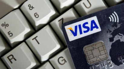 Symbolbild: Ole Spata/dpa
Zwei Frauen aus dem Raum Amberg sind dreisten Internetbetrügern auf den Leim gegangen. In beiden Fällen wurde den Geschädigten eine Liebesbeziehung vorgegaukelt.