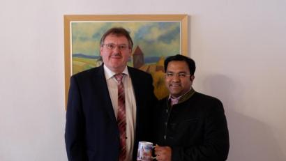 Bild: Stefanie Gradl
Bürgermeister Hans-Martin Schertl heißt den neuen Vilsecker Stadtpfarrer Pater Robin recht herzlich willkommen.