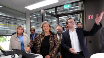 Bild: Stephan Huber
Fraunhofer in Sulzbach-Rosenberg weihte am Mittwoch seine neue Halle ein. Ministerialdirigentin Ulrike Wolf (Mitte) nahm den neuen digitalen Leitstand mit einem Fingertipp in Betrieb. Das Prozedere begleiteten OTH-Präsidentin Andrea Klug, der Leiter von Umsicht Sulzbach-Rosenberg, Professor Andreas Hornung und Kommunikationsschef Frederik Betsch.