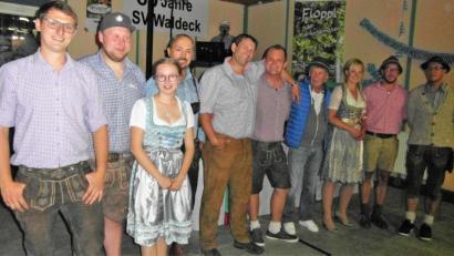 Bild: hl
Schon in den vergangenen Jahren sind die Gäste zum Oktoberfest des SV Waldeck in Tracht erschienen. Auch heuer freuen sich die Organisatoren um Benjamin Kuchenreuther (rechts) auf die Besucher in Lederhose und Dirndl.