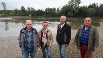 Bild: Kunz
Biber machen dem Schwimmverein mit (von links) Oskar Dagner, Ilona Forster, Reinhard Meier und Klaus Kunz einen Strich durch die Rechnung und verhindern das jährliche Abfischen im Schätzlerbad.