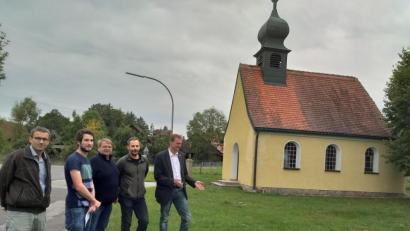 Bild: sm
Die Altenstädter SPD-Fraktion am neu zu gestalteten Dorfplatz in Meerbodenreuth.