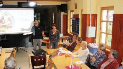 Bild: Jochen Neumann, Erbendorf
Der Projektleiter des Generationen-Netzwerks Roland Lochner (stehend links) begrüßte die Teilnehmer in der TSV-Sportgaststätte. Mit auf dem Bild die Referentin Dipl. Oec. troph. (FH) Kristina Heinzel-Neumann.