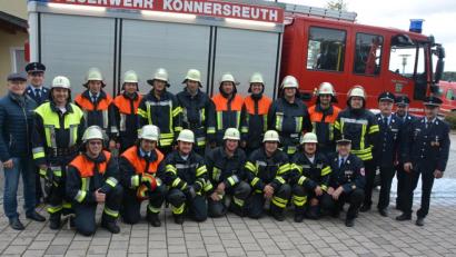 Bild: jr
13 Aktive der Konnersreuther Wehr und 5 Aktive der Arzberger Wehr haben das Leistungsabzeichen Ü40 des Kreisfeuerwehrverbandes Tirschenreuth absolviert. Die Prüfer, die drei Kreisbrandmeister Herbert Thurm, Florian Trießl und Albert Fröhlich (von rechts), hatten nichts zu beanstanden. Mit dabei waren auch Bürgermeister Max Bindl (links), Konnersreuths Feuerwehr-Vorsitzender Sven Jäger (Zweiter von links) und Kreisbrandinspektor Armin Welzel aus Arzberg (hockend rechts).