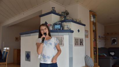 Bild: fuw
Annika Kretschmer aus Waidhaus singt und tanzt bei jeder Gelegenheit. Ihr Onkel hat ihr deshalb ein Mikrofon und Boxen geschenkt. Seitdem geht es rund im Haus der Kretschmers.