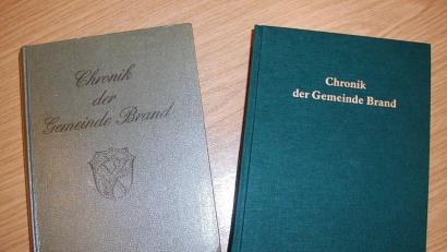 Bild: ld
Der digitale Nachdruck der Chronik ist fertig. Der Inhalt entspricht dem der Fassung von 1984. Durch neue Druckverfahren sind jedoch die Fotos kontrastreicher und schärfer, auch die Schrift.