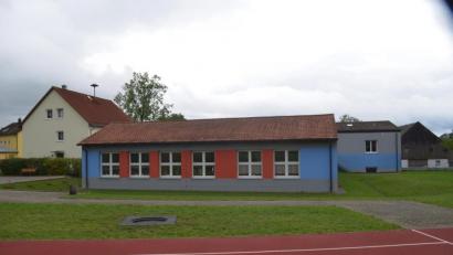 Bild: fz
Alle vier Varianten sehen einen Anbau an der Rückseite der Schule vor, der bis zur Laufbahn reicht.