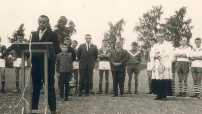 Bild: ü
1962 wurde der provisorisch errichtete Sportplatz am Nicklseeweiher durch Kaplan Willibald Schraml, den späteren Bischof von Passau, gesegnet. Mit im Bild am Rednerpult Vorsitzender Josef Albersdorfer sowie Bürgermeister Alois Lotter, Schiedsrichterobmann Erich Reil und Schiedsrichter Sepp Gläßl.