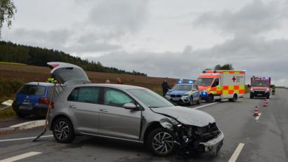 Bild: dob
Gehörig gekracht hat es am Mittwochvormittag auf Höhe der Ortschaft Döllnitz im Gemeindebereich Leuchtenberg. Zwei Verletzte und zwei total beschädigte VW Golf waren die Bilanz dieses Crashs.