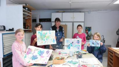 Bild: jzk
Bunte Fabelwesen zauberte Susanne Vonhoff mit den Kindern auf das Zeichenpapier.