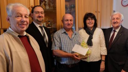 Bild: exb
Anerkennung für Siegfried Schell (Mitte), der den 60. Geburtstag feierte. Seit 25 Jahren ist er in der Baugenossenschaft "Eigenheim" aktiv und erhielt dafür von Vorstandsvorsitzende Marika Mauerer eine Ehrung. Von links: Bernd Meier, Thomas Stetter, Schell, Mauerer und Fred Lehner.