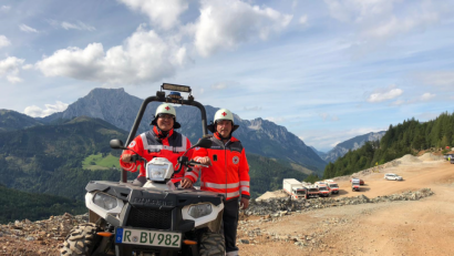 Bild: exb/Bayerisches Rotes Kreuz Kreisverband Tirschenreuth
Gerald Wagner (links) und Richard Frank mit dem Einsatz-Quad des BRK-Bezirksverband Niederbayern/Oberpfalz im Übungsgelände in der Steiermark.