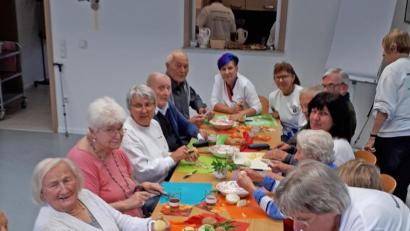 Bild: ow
Ihr Essen zum Erntedankfest bereiten sich die Senioren vom BRK „Café Zeitlos“ selbst zu. Das macht ihnen viel Spaß, denn dabei können sie sich unterhalten, lachen und Erinnerungen austauschen.