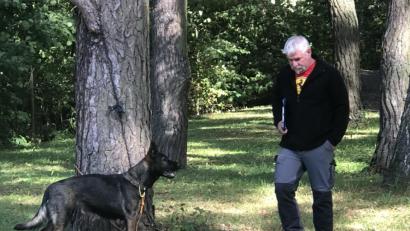 Bild: ksi
Leistungsrichter Holger Pecho begutachtete, ob sich der Hund auch ohne seinen Hundeführer bei einer Ablenkung ruhig verhält.