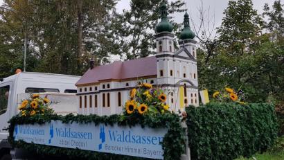 Bild: exb
Ein Blickfang beim Festzug Chodau war die Basilika Waldsassen.