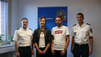 Bild: piam
Polizeidirektor Thomas Lachner (links) und Polizeioberkommissar Andreas Weidauer (rechts) bedanken sich bei Lea Heldmann und Manuel Ludwig. Beide haben im Vorjahr einen Mann beobachtet, der in Amberg mehrere Autos verkratzt hat und nahmen die Verfolgung auf.