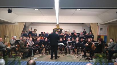 Bild: mma
Der Reservistenmusikzug Oberpfalz überzeugt beim Jubiläumskonzert in Freihung seine Zuhörer.