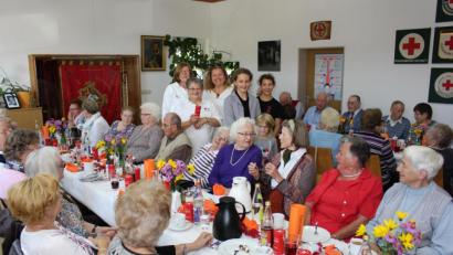 Bild: njn
Ein gelungenes kaffeekränzchen. Auf dem Bild (stehend von links) stellvertretende Leiterin Wohlfahrts- und Sozialarbeit Luise Lehner, Leiterin Wohlfahrts- und Sozialarbeit Monika Zimmerer, Geschäftsführerin Bettina Braun, Drago Mutzbauer und Laura Stahl