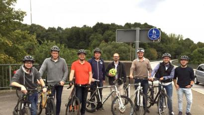 Bild: Florian Füger/exb
Ja, sie waren mit dem Radl da: Diese Mitglieder der Jungen Union stellten bei einer Tour durch das Stadtgebiet fest, dass ihrer Meinung nach der Ausbau eines zusammenhängenden Radwegenetzes fällig ist. Ihre Forderungen wollen die Nachwuchspolitiker nun an die Entscheidungsträger im Rathaus weitergeben.