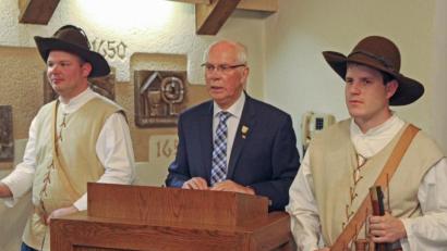 Bild: nm
Die "Burgwehr" liegt dem Neu-Achtziger Johann "John" Werner am Herzen. Zwei Mitglieder stellten die Ehrenwache, als dem Flossenbürger Altbürgermeister vor knapp einem Jahr die Bürgermedaille verliehen wurde.