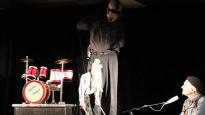 Bild: ilt
Martin Prochaska und Thomas Nied (von links) bringen das Klapp-Theater nach Kirchenthumbach. Im Bild Hippie und Altrocker "Erwin" im Gespräch mit Tom.