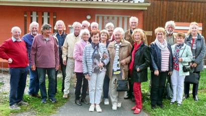 Bild: hai
Die Schüler des Entlassjahrgangs 1957 kamen zum Klassentreffen zusammen und stellten sich in Tremmersdorf vor dem Wurzelmuseum zum Erinnerungsfoto auf.