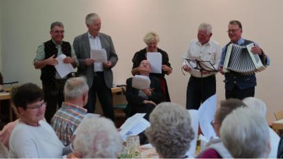 Bild: rab 
Der Chor hat sichtlich Freude am Singen (von rechts): Altlandrat Armin Nentwig, Dritter Bürgermeister Klaus Meißner, Seniorentreffleiterin Barbara Mohr, Pfarrer Bernhard Huber (sitzend), Ex-Landtagsabgeordneter Reinhold Strobl und Bürgermeister Norbert Bücherl.