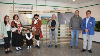 Bild: frd
Die Gewinner des Fotowettbewerbs sind Bianca Reil (Zweite von links) sowie Christian Steger und Siegfried Filipp (Zweiter und Dritter von rechts). Sie freuen sich über ihre Geldpreise und die Gratulation von Chefarzt Dr. Christian Glöckner (rechts), Klinikmanagerin Kathrin Hofstetter (links).