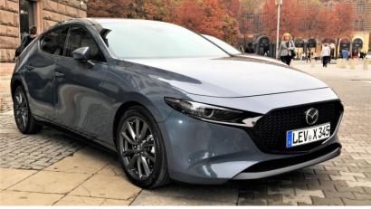 Bild: bz
Die Sonderfarbe Polymetal Grau ist nur äußerlich die Neuheit beim Mazda3. Unter der Motorhaube arbeitet das neue Skyactive-X-Aggregat, das die Vorzüge von Benzinern und Diesel-Triebwerken kombiniert.