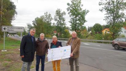 Bild: Wieder 
Verbindlich im Ton, eindeutig in der Aussage: Selbst wenn sich auf der Bundesstraße 470 in Weiden-West der Verkehr verdoppeln würde, werden die Lärmwerte für Schutzmaßnahmen nicht erreicht. Dies machten Henner Wasmuth (rechts) und Gerhard Kederer (Zweiter von links) vom Staatlichen Bauamt den Vertretern des Vereinskartells Weiden-West, Hans-Jürgen Gmeiner (links) und Luise Amschl, deutlich.
