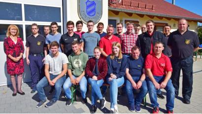 Bild: no
Die Teilnehmer am Sprechfunklehrgang mit den Ausbildern und der Bürgermeisterin der Gemeinde Birgland, Brigitte Bachmann (links) vor dem Feuerwehrhaus in Sunzendorf. Rechts sitzend der Organisator des Kurses, Norbert Pöllinger.