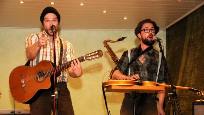 Bild: ge
Die Original Bauernsfünfer Uli Radl (links) und Dominik Niklas sind auf der Bühne ein echtes Erlebnis – das schätzen immer mehr Zuschauer bayernweit.