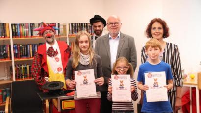 Bild: cog
Sie haben allen Grund, stolz zu sein: Felix Kaufmann (vorne rechts) wird bei der Abschlussparty des Sommerferien-Leseclubs in der Stadtbibliothek für 38 gelesene Bücher ausgezeichnet, Anna Grädler (vorne links) für 36 und Lisa Lehnerer (vorne Mitte) für 26. Katharina Papp mit ebenfalls 26 Büchern fehlt auf dem Bild. Den Siegern gratulieren Bibliotheksleiterin Luise Eckert (hinten rechts), Bürgermeister Hans-Jürgen Reitzenstein (hinten, Zweiter von rechts), Jongleur Jonies Juggling (hinten, Dritter von rechts) und Zauberer Sirbas (hinten links).