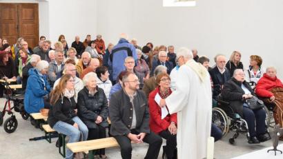Bild: fjo
Den Heimatgottesdienst kann auch die langjährige Roßhaupter Ortsbetreuerin Helga Kett (rechts) mitfeiern. Pfarrer Georg Hartl (vorne) sucht das Gespräch mit den beiden Waidhauser Bürgermeistern, Margit Kirzinger und Markus Bauriedl (von rechts).