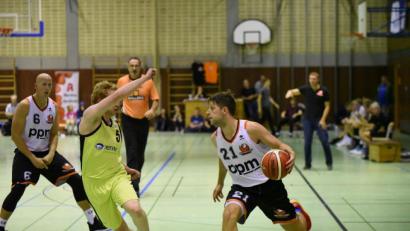 Bild: Tobias Schwarzmeier
Besonders die jungen schnellen DJK-Spieler wie Aufbau Jojo Klughardt (rechts) sind gegen die Routiniers aus Veitshöchheim gefordert.