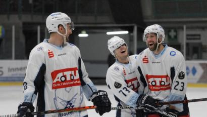 Bild: gb
Adam Schusser, Tomas Rubes und Martin Heinisch (von links) freuen sich über den Derbysieg der Blue Devils beim EV Regensburg.
