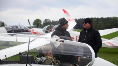 Bild: Kunz
Probesitzen im neune Zweisitzer des Aero-Clubs Weiden.