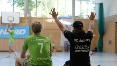 Bild: Andreas Brückmann
Hoch die Hände und jubeln: Die Halle in Regenstauf ist ein gutes Pflaster für den VC Amberg..