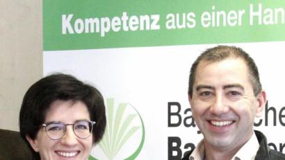 Bild: Hirsch
Kreisbäuerin Sabine Schindler (links) und der Sprecher der Direktvermarkter, Hubert Piehler (rechts) werben beim Verbraucher für regionale Produkte.