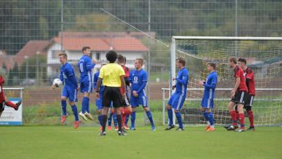 Bild: Reiner Fröhlich
Unter Beschuss: Die Raigeringer Abwehr sah das eine oder andere Mal gegen den cleveren Aufsteiger SC Luhe-Wildenau nicht gut aus.