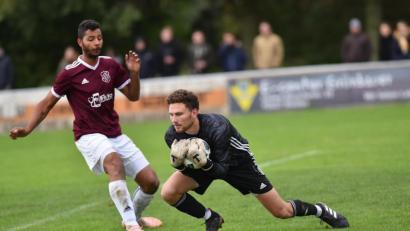 Bild: A. Schwarzmeier
SV-Keeper Florian Veigl hatte im Derby alles im Griff, was auch der Schirmitzer Angreifer Michael Wells einräumen muss.