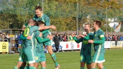 Bild: gb
Jubel bei den Spielern des SV Mitterteich: Am Donnerstag besiegten die Stiftländer den Favoriten Kickers Selb mit 3:0.
