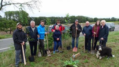 Bild: Dobmeier
Die SPD Neunkirchen beteiligte sich an der Aktion „Einheitsbuddeln“ am Tag der Deutschen Einheit und pflanzte drei bienenfreundliche Bäume an der Verbindungsstraße nach Wiesendorf.
