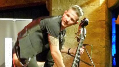 Bild: Wilhelm Amann
Wild und temporeich: Dazu spielt Fenzl nicht nur auf dem schwarzen Kontrabass, sondern steht auch drauf.