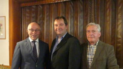 Bild: rn
Das Nominierungszeremoniell für Alexander Goller leiten (Mitte) Albert Nickl (links) und Richard Hofmann (rechts).