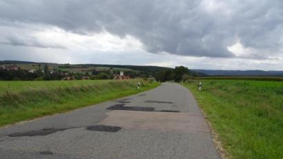 Bild: hm
Die Gemeindeverbindungsstraße zwischen Weihern und Losau wieder auf Vordermann zu bringen, kostet eine Menge Geld. Für den Abschnitt außerorts liegt die Schätzung bei 1,3 Millionen Euro.