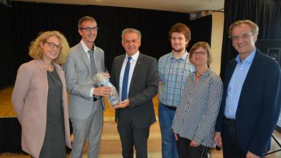Bild: jr
Bei der Amtseinführung mit dabei waren, (von links) Regierungsschuldirektorin Dagmar Frohn, der neue Schulleiter Klaus Jahn, Lebenshilfe-Vorsitzender und Bürgermeister Roland Grillmeier, Schülersprecher Marc Laubert, Konrektorin Anne Geiger und Lebenshilfe-Geschäftsführer Berthold Kellner.